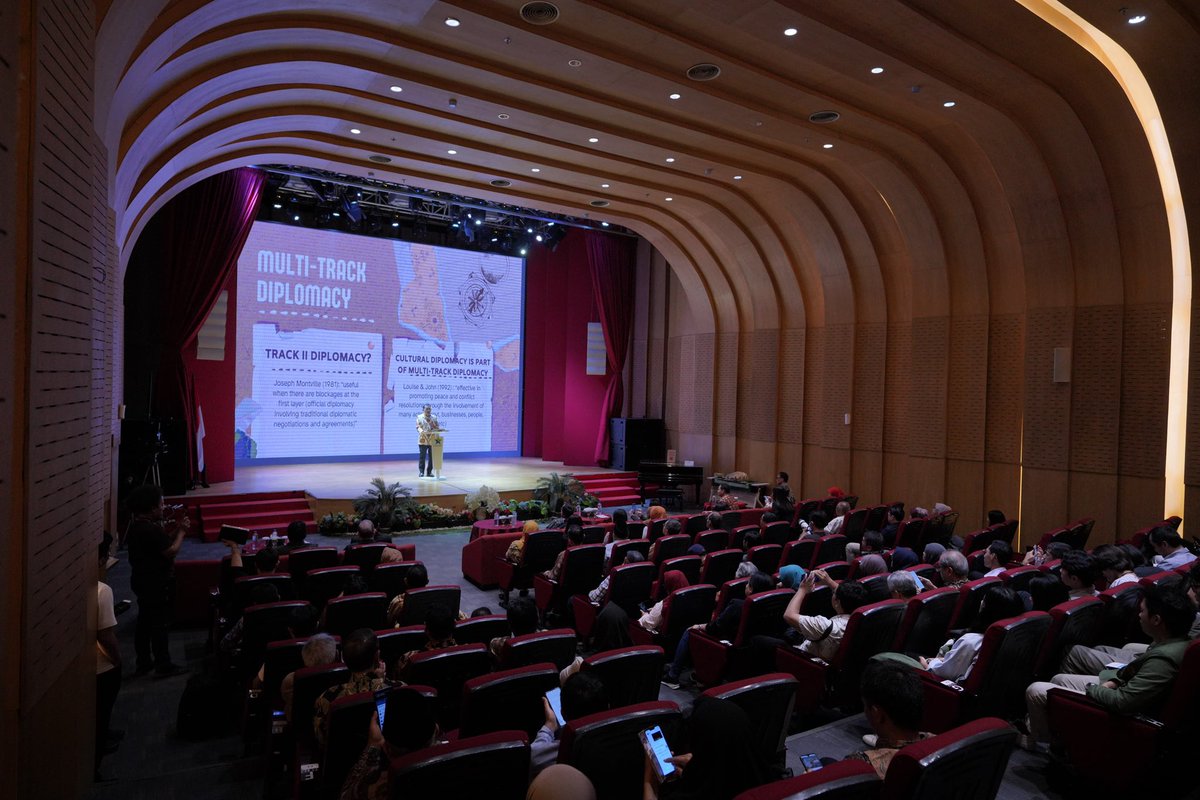 fadlizon's tweet photo. Pagi ini, Rabu (19/2) hadir sbg pembicara kunci Peace Dialogue for the World On Soft Launching Jakarta School for Peace - World Peace Messenger Foundation and 41st ISAFIS Anniversary tentang “Cultural Diplomation for Peace” di Auditorium Perpusatakaan Nasional, Jakarta Pusat. @kemenbud