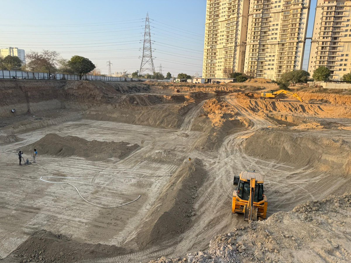 MansotraVishal's tweet photo. @munishkagg Here are the images of Unitech Southpark Project Sector 70. Work going on at full swing. https://t.co/xE97EZGPaM