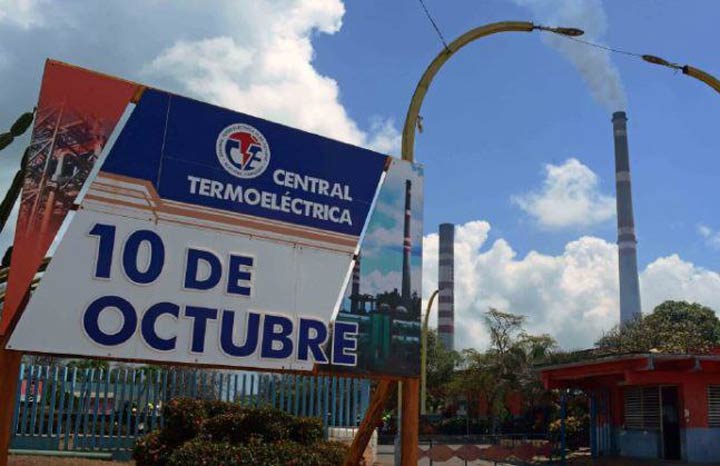 Trabajadores de la "10 de octubre" de #Nuevitas laboran sin descanso en la reparación de los bloques 5 y 6, cuyas averías provocaron salida del Sistema Eléctrico Nacional de la central #camagueyana desde horas de la mañana de este martes.