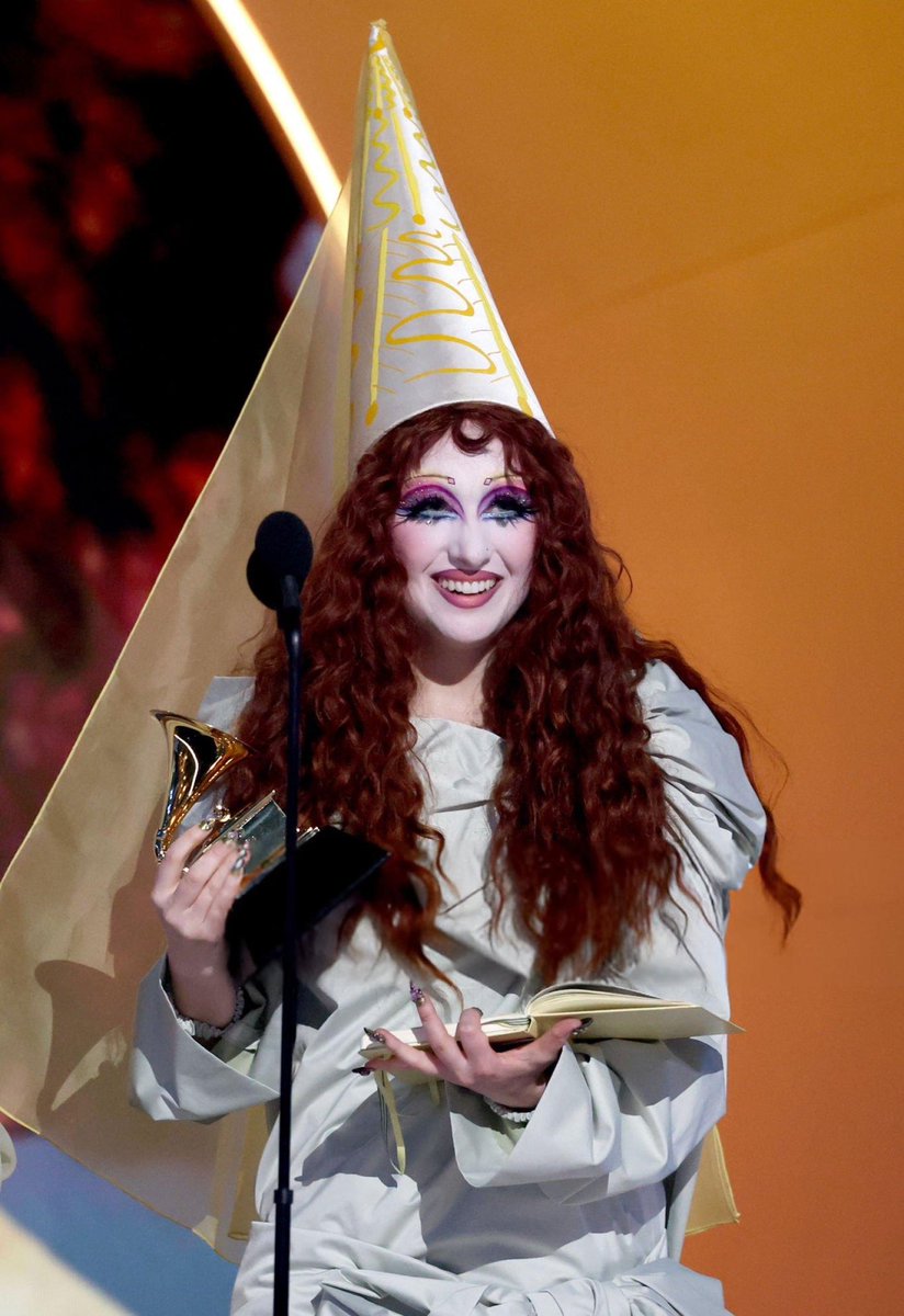 dailyroan's tweet image. happy birthday chappell roan! ⋆⭒˚｡⋆

watching a proud, outspoken, openly lesbian artist rise to fame &amp;amp; uplift the queer community with her has been so incredibly special. thank you chappell for creating a safe space for all of us to be ourselves without fear of judgement ♡