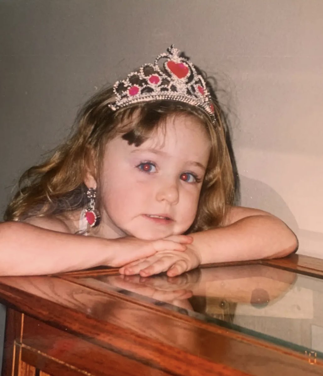 dailyroan's tweet image. happy birthday chappell roan! ⋆⭒˚｡⋆

watching a proud, outspoken, openly lesbian artist rise to fame &amp;amp; uplift the queer community with her has been so incredibly special. thank you chappell for creating a safe space for all of us to be ourselves without fear of judgement ♡