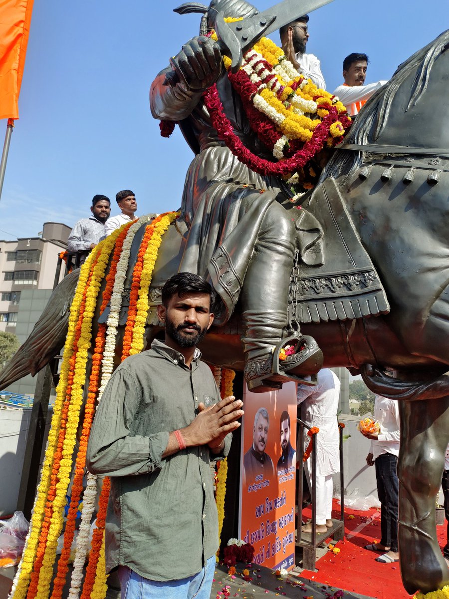 SumerSi78913733's tweet photo. श्रीमंत श्री छत्रपति शिवाजी महाराज की जय 🙏
जय भवानी ⚔️ जय शिवाजी 🚩

हिन्दू हृदय सम्राट, धर्म रक्षक, पराक्रमी योद्धा एवं मराठा सम्राट छत्रपति शिवाजी महाराज जी की जयंती पर उन्हें शत-शत नमन।🚩 https://t.co/Z8SCbDQjdd
