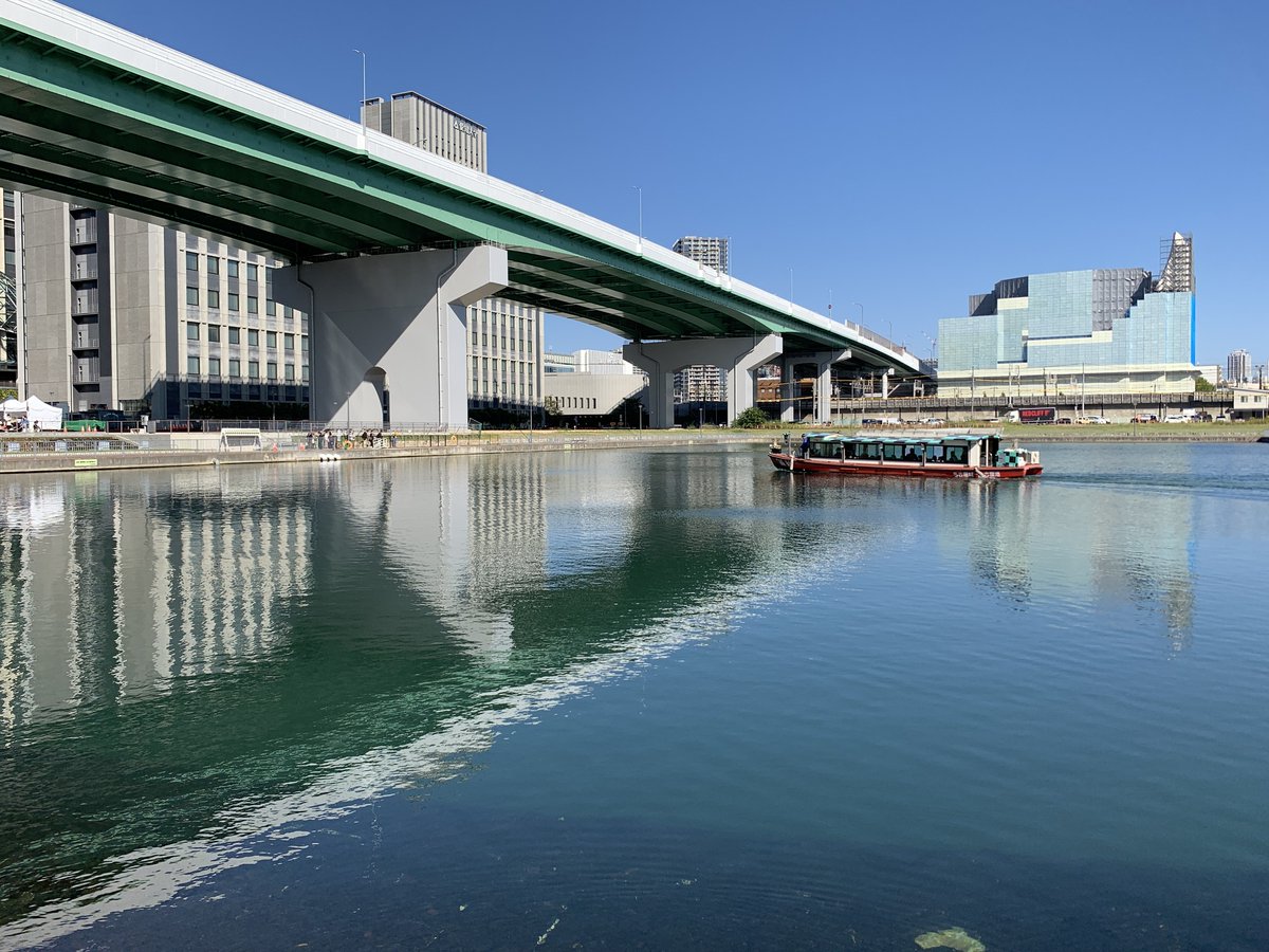 「（仮）ぴよりん誘拐計画」
中川運河堀止まで運び、、、、浮かべる。
「ぴよりん放し飼い計画」
いかがでしょうか。
賛同者募る。。
（しまった！！）
『ぴよりん』は浮かばないのだった。
ラバーダック
hetgallery.com/rubber-duck-pr…
Florentijn Hofman
千島土地株式会社
アヒルプロジェクト 2009