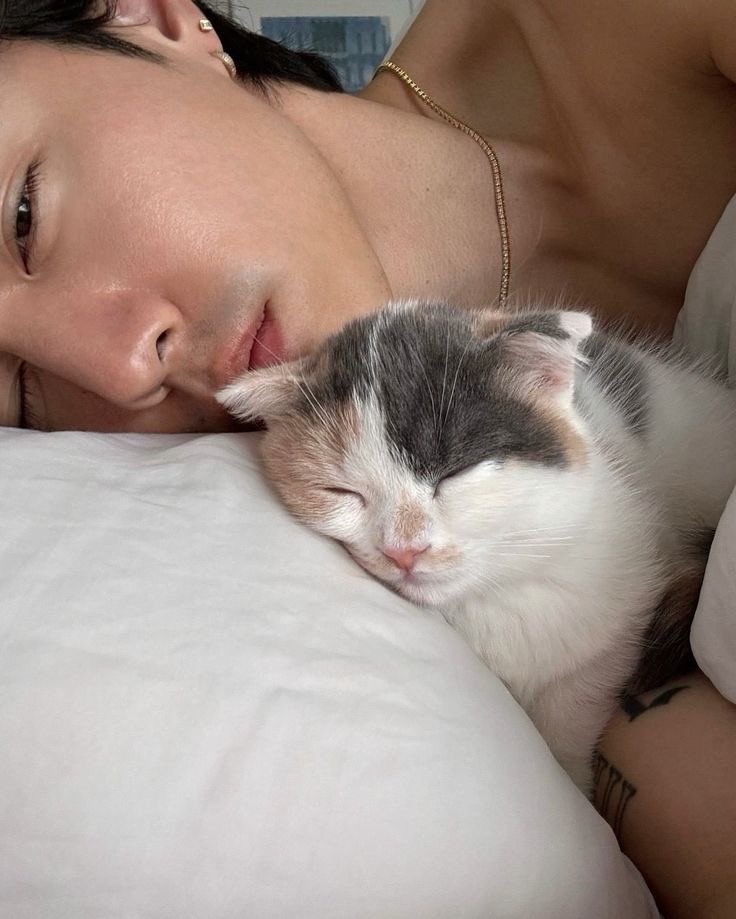 yiennyoung's tweet image. "thank god you're not a photocard" selcas