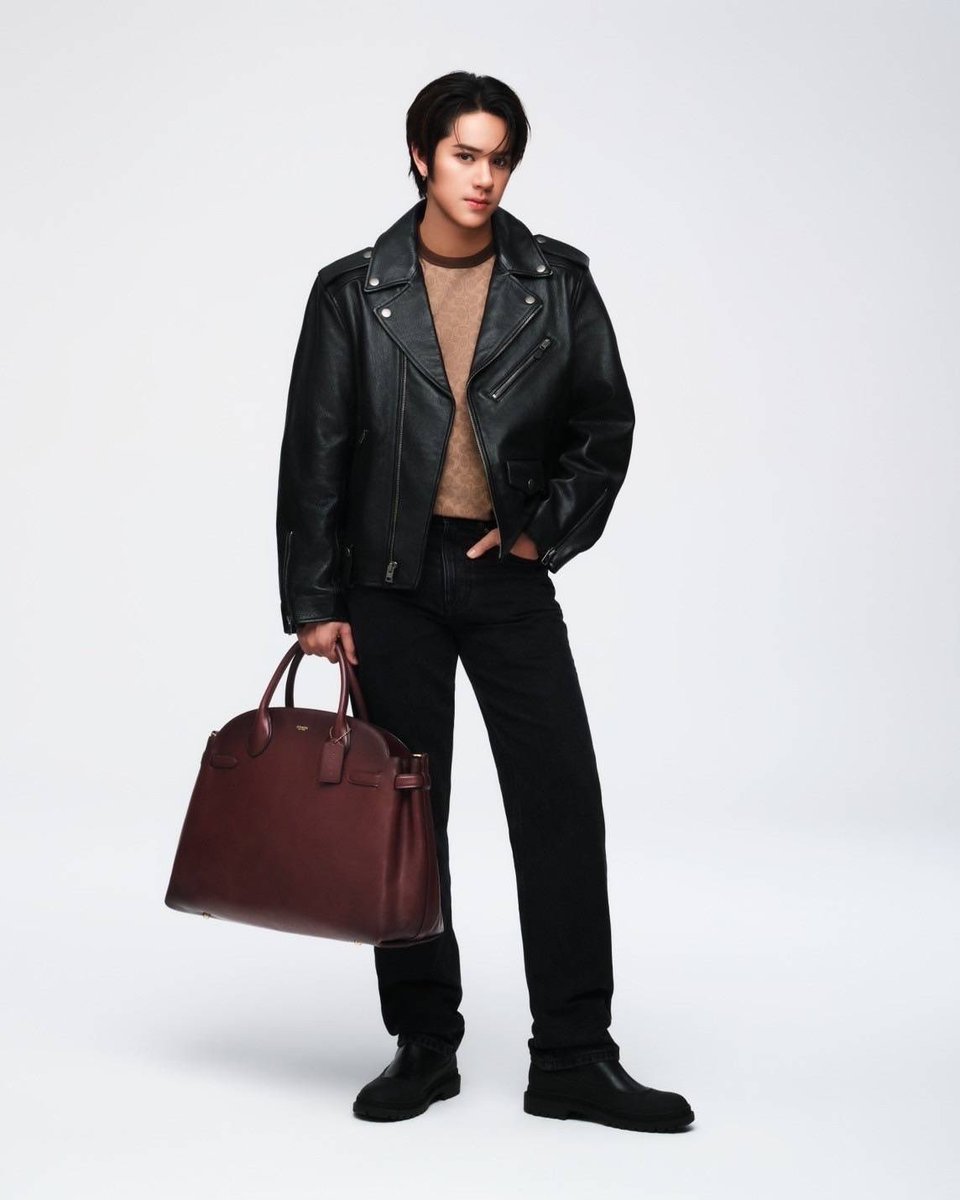 หล่อขึ้นแท่น! ‘Coach’ <a href="/Coach/">Coach</a> ประกาศแต่งตั้ง “นนน กรภัทร์” <a href="/mynameisnanon/">NANON</a> เป็น Friend of Coach South East Asia โดยหลังจากนี้นนนจะเข้าร่วมแคมเปญต่างๆ ของแบรนด์ทั่วทั้งภูมิภาค 

แฟน ๆ รอติดตามผลงานร่วมกันของ นนน และ Coach ได้เลย! 🤎

#CoachNY 
#mynameisnanon
#KAZZMAGAZINE