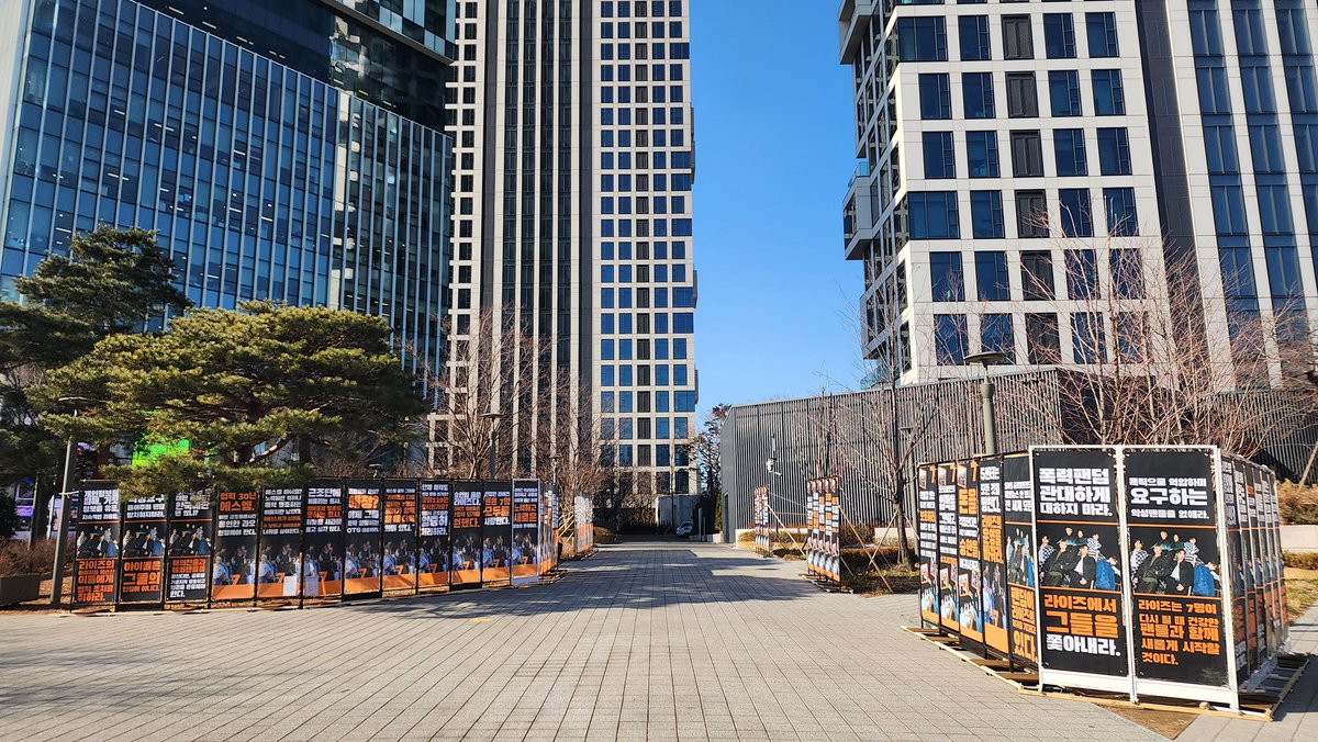 RIIZEUSACENTRE's tweet photo. RII7E Town Update: 
The wind is really strong in Seoul rn so we had to pay for maintenance for some banners, However the rest have been holding on strong just like our love for Rii7e🧡 https://t.co/i35awX3TpG
