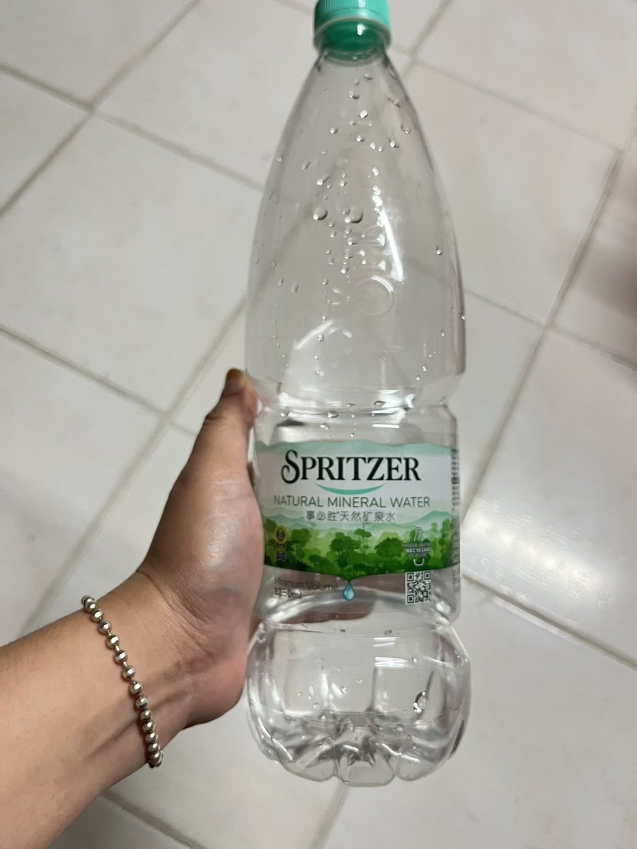mashimasitah's tweet photo. ma bff rn 🤣 pergi mana2 wajib usung dia ni 😹😹 sehari 2 botol no hal la 😝 kalau dulu air kosong pun x pandang. ais batu air manis coffee 2in1 sahabat baik. time dgn ank reti plak marah minum manis2. https://t.co/0qQQFxJRvL