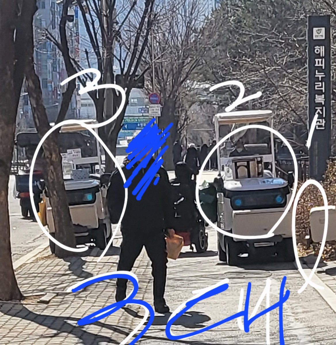 Jiwon74's tweet photo. #한국야쿠르트야쿠르트
#프레딧 #fredit
이건 너무 심하지 않나?
아줌마 셋이 
#인도 #자전거도로 
저렇게 두고 밥도 먹고 커피 마시러 카페 들어가더라. 장애인 전동차 모는 할아버지는 사람과 저 전동카트 사이를 부딪힐까 걱정하시면서 지나가셨다. 

#프레딧
@fredit_official https://t.co/2pAczaBMB1