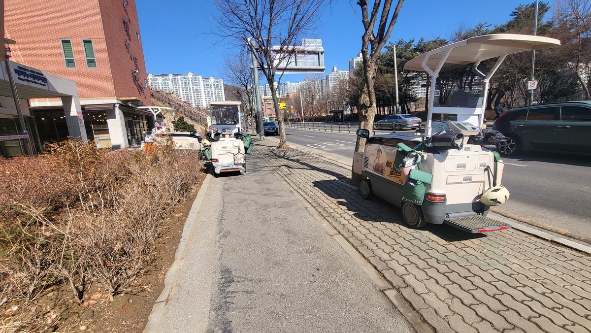 Jiwon74's tweet photo. #한국야쿠르트야쿠르트
#프레딧 #fredit
이건 너무 심하지 않나?
아줌마 셋이 
#인도 #자전거도로 
저렇게 두고 밥도 먹고 커피 마시러 카페 들어가더라. 장애인 전동차 모는 할아버지는 사람과 저 전동카트 사이를 부딪힐까 걱정하시면서 지나가셨다. 

#프레딧
@fredit_official https://t.co/2pAczaBMB1