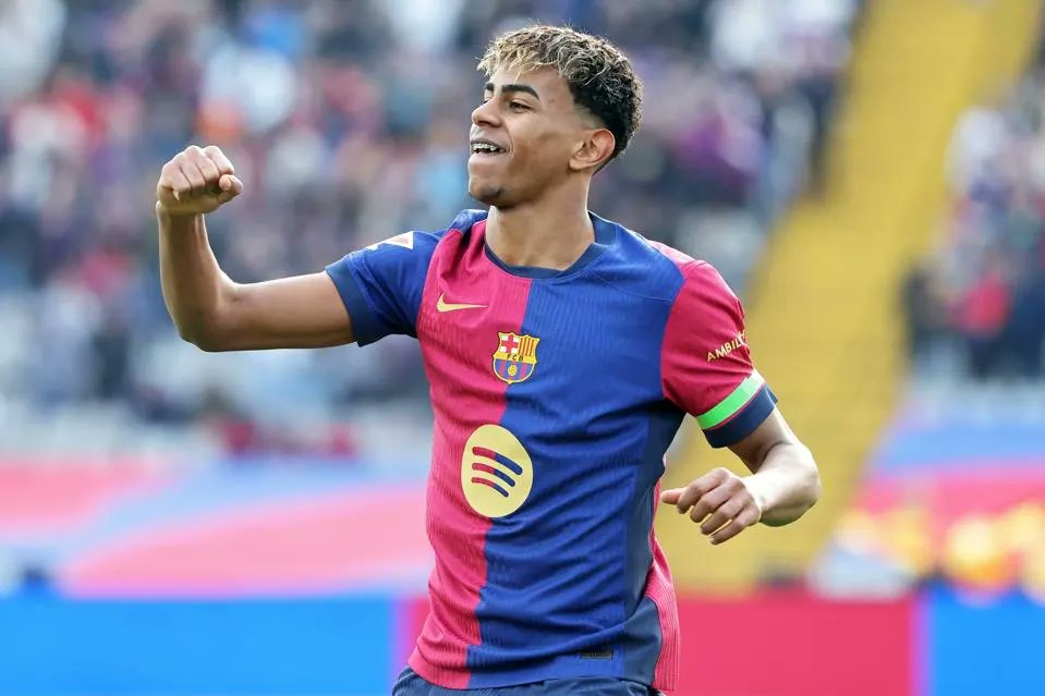FabrizioRomano's tweet photo. 🔵🔴 Lamine Yamal: “We must think we are the best and those who play best football in Spain, so we have to go for La Liga”.

“Titles this season? I don’t want to choose. Champions and La Liga, we try to go for both”, told MD. https://t.co/aYxwBT8TIO