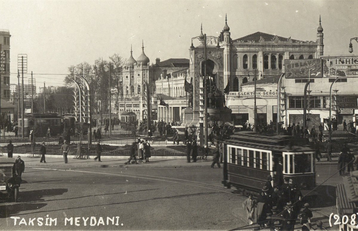 İstanbul Taksim Meydanı ve Topçu Kışlası
1930'lu Yılların Sonu

Daimi Elektrik Sergisi
İnhisar Şarap ve Likörleri İçiniz
Yerli Malı Gislaved (Naylon Ayakkabı)