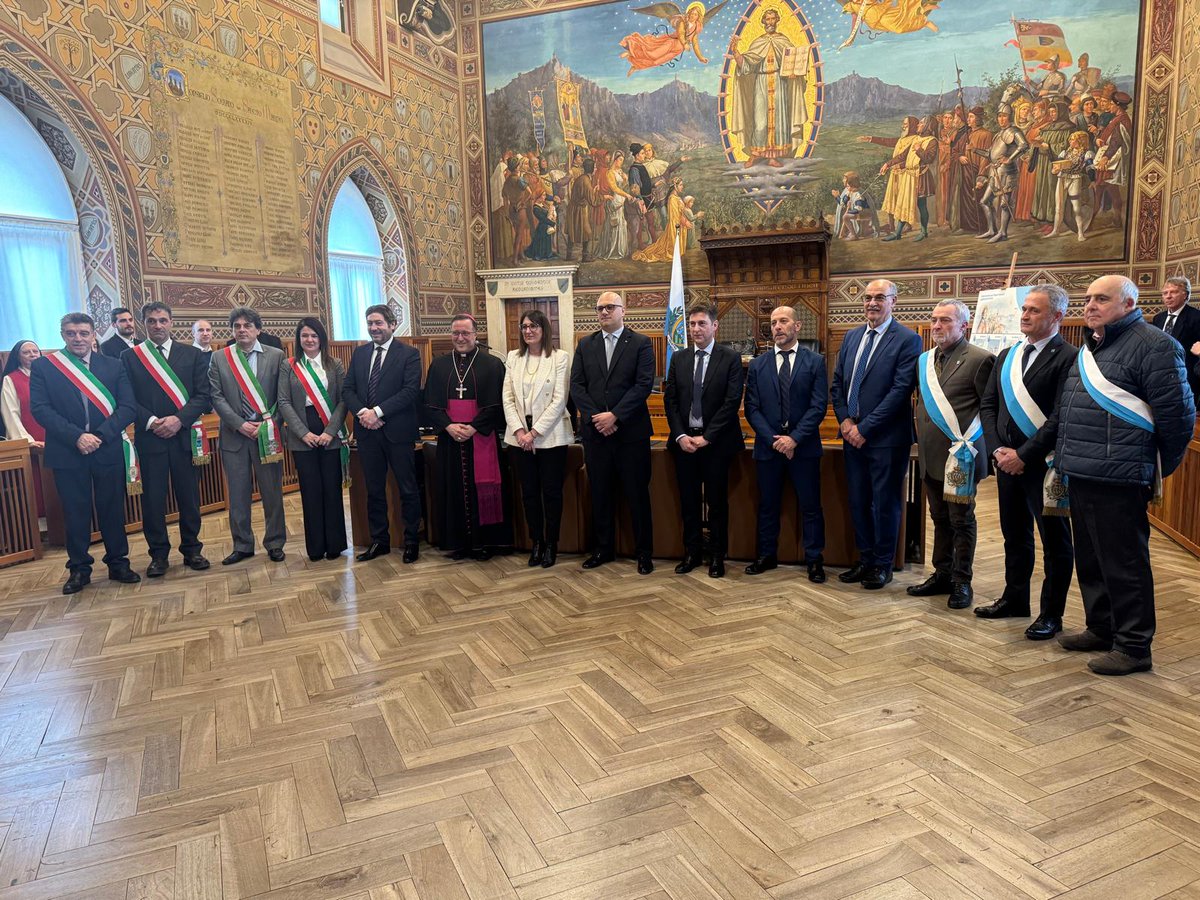 ComunediSanLeo's tweet photo. Il vice sindaco Valentina Guerra alla presentazione Francobolli Anno Giubilare 2025. Poste San Marino celebra l'Anno con una serie esclusiva di tre francobolli dedicati ai luoghi simbolo del cammino: Ponte di Tiberio Basilica del Santo a San Marino Pieve di #SanLeo https://t.co/b3UJhO1x6l