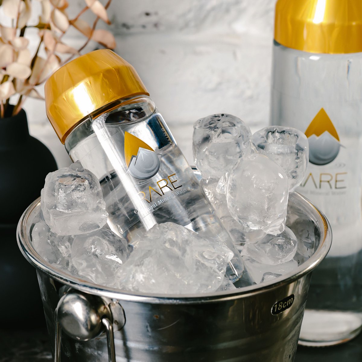 RAREWaterKSA's tweet image. ✨ A little fizz, a lot of benefits. Did you know that sparkling water can naturally aid digestion? It’s a refreshing way to stay hydrated while feeling your best. Enjoy the crisp, invigorating taste of RARE Sparkling Water. 💛💧 #SparklingRefreshment #RAREWater #StayHydrated…
