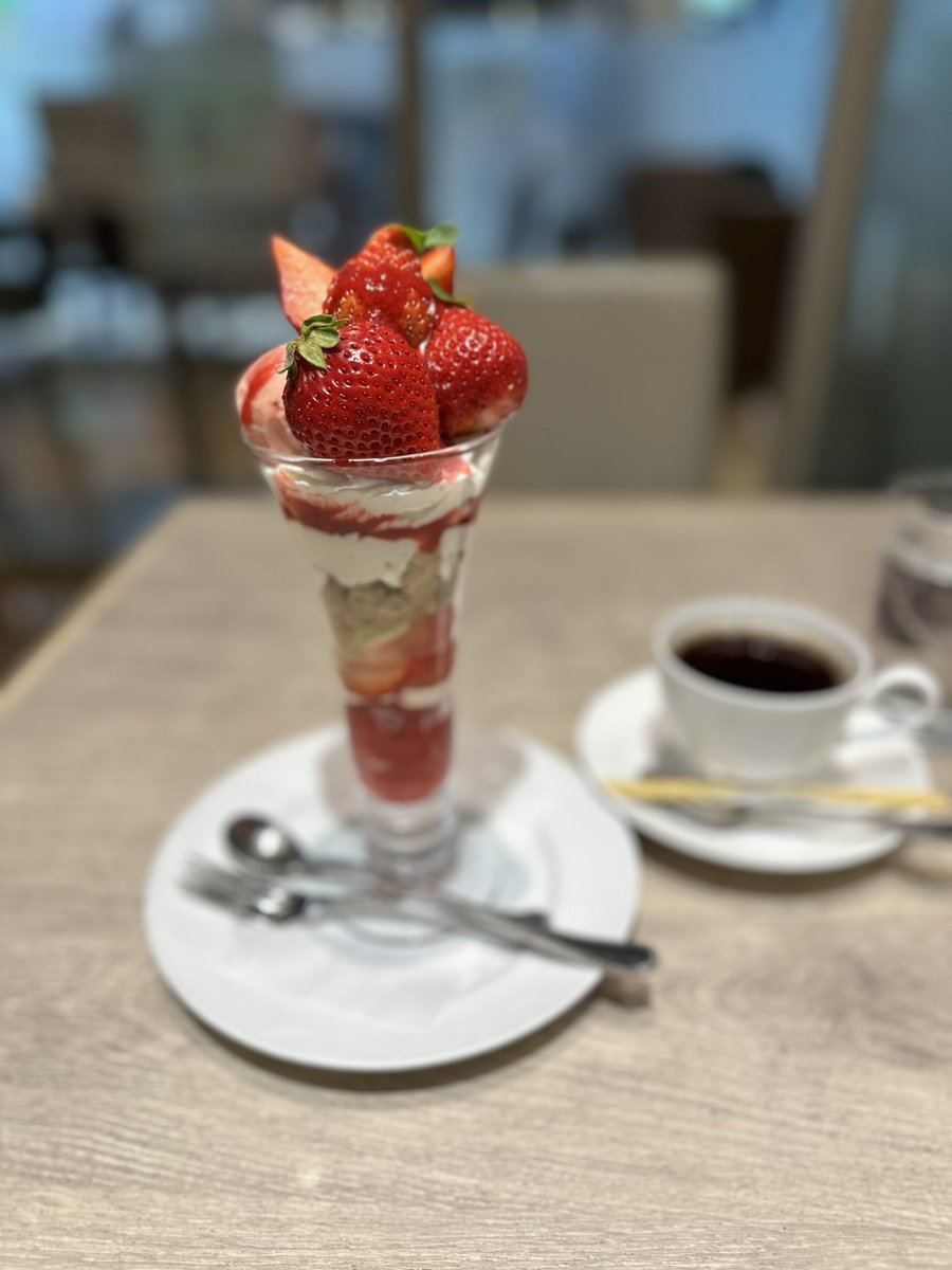 sarinanko's tweet photo. 今日は病院でどうしても血管見つからなくて手の甲から採血したのでヽ(；▽；)ノｲﾀｲﾖｫ
コージーコーナーに季節限定のあまおうのパフェ食べにきちゃったもんね( '༥' )ŧ‹”ŧ‹”

#コージーコーナー https://t.co/ybTFN7kFBG