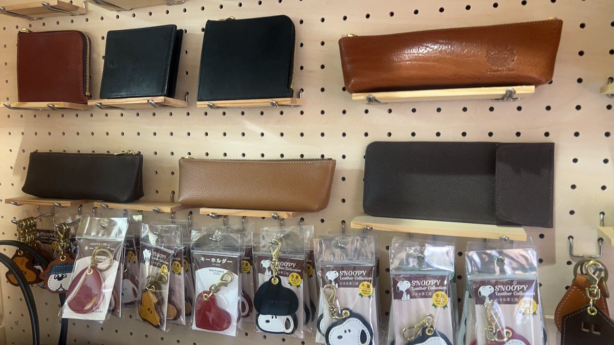 mitec_co's tweet photo. 都内へ弊社が整備した手動箔押し機を納品してきました。

箔押しと言えば製本や印刷物だけでなく、革製品も可能です。

去年は福井県にあるオリジナル野球グローブ製作会社へ半自��式箔押し機を納品しました。

特に中古の箔押し機は熱使うので痛みが激しい為殆ど新品部品交換します。

#箔押し機 https://t.co/GbQe2NrL7W