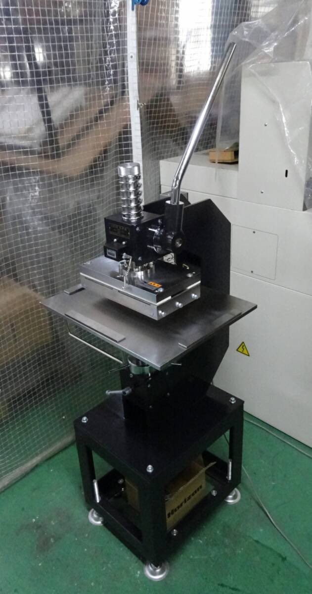mitec_co's tweet photo. 都内へ弊社が整備した手動箔押し機を納品してきました。

箔押しと言えば製本や印刷物だけでなく、革製品も可能です。

去年は福井県にあるオリジナル野球グローブ製作会社へ半自��式箔押し機を納品しました。

特に中古の箔押し機は熱使うので痛みが激しい為殆ど新品部品交換します。

#箔押し機 https://t.co/GbQe2NrL7W