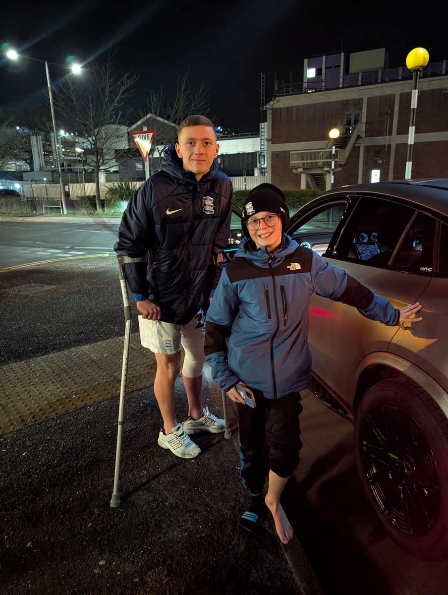Jay stansfield leaving hospital on crutches. Has a smile on face. Hopefully, it's not so serious 
#jaystansfield <a href="/BCFC/">Birmingham City FC</a> #KRO <a href="/BluesFocus/">Blues Focus</a> <a href="/EverythingBCFC/">EverythingBCFC</a> #birminghamcityfc