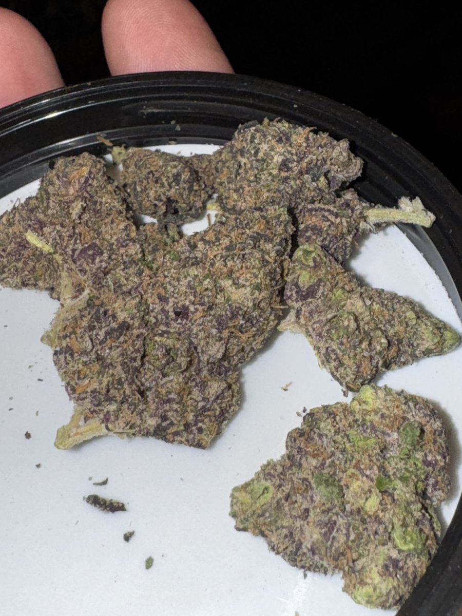 This was the stuff I was gonna upload a video review of, This is from my local hemp shop.. this brand seems to stay fairly consistent. But dis one ima give it a  6 out of 10. Ever so slightly dry and muted on the terps. and just a tad rough on my throat for my liking. #420friends