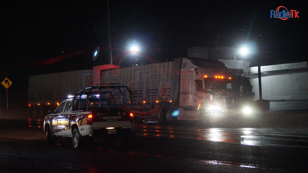 radiotk_org's tweet photo. La persecución que se registró este martes sobre la carretera Puebla - Tehuacán a la altura del barrio de la #Villita en #Tecamachalco culminó frente a la estación de servicio ubicada en el km 58 quedando una patrulla con daños materiales y la unidad pesada involucrada. https://t.co/t1thbG0B5H