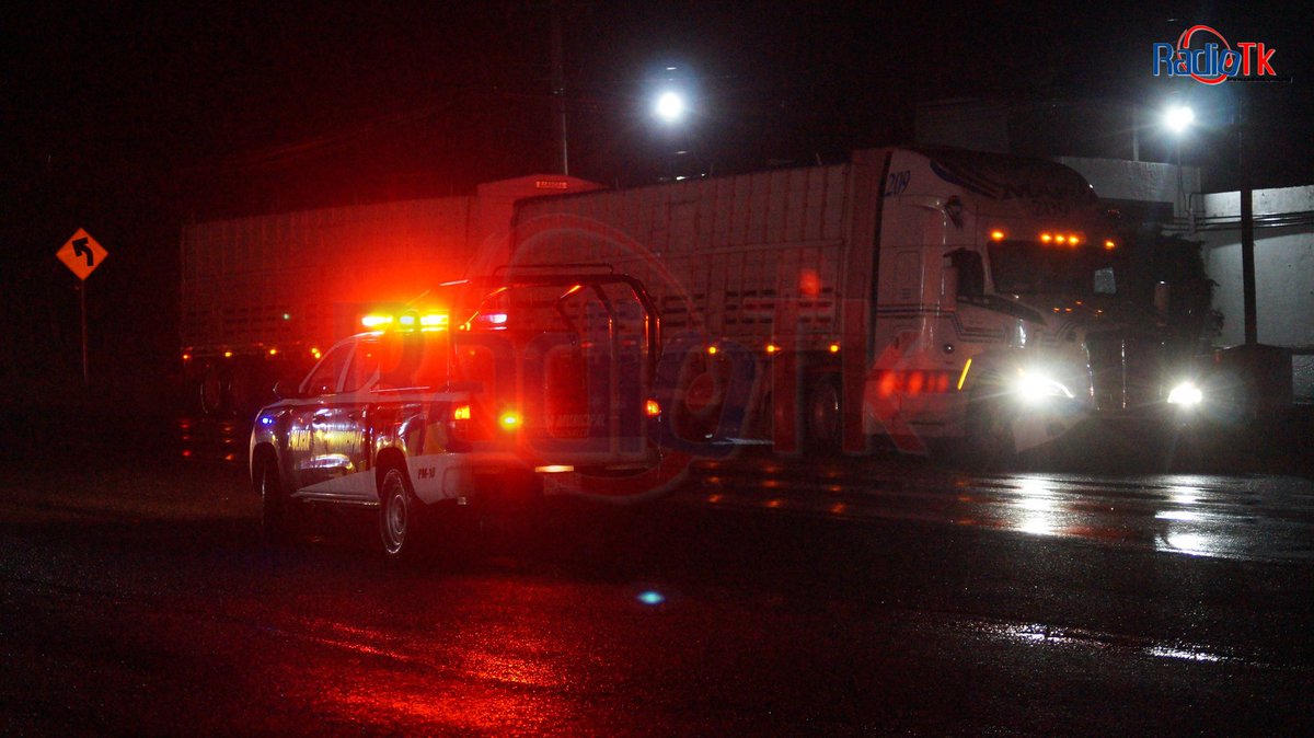 radiotk_org's tweet photo. La persecución que se registró este martes sobre la carretera Puebla - Tehuacán a la altura del barrio de la #Villita en #Tecamachalco culminó frente a la estación de servicio ubicada en el km 58 quedando una patrulla con daños materiales y la unidad pesada involucrada. https://t.co/t1thbG0B5H