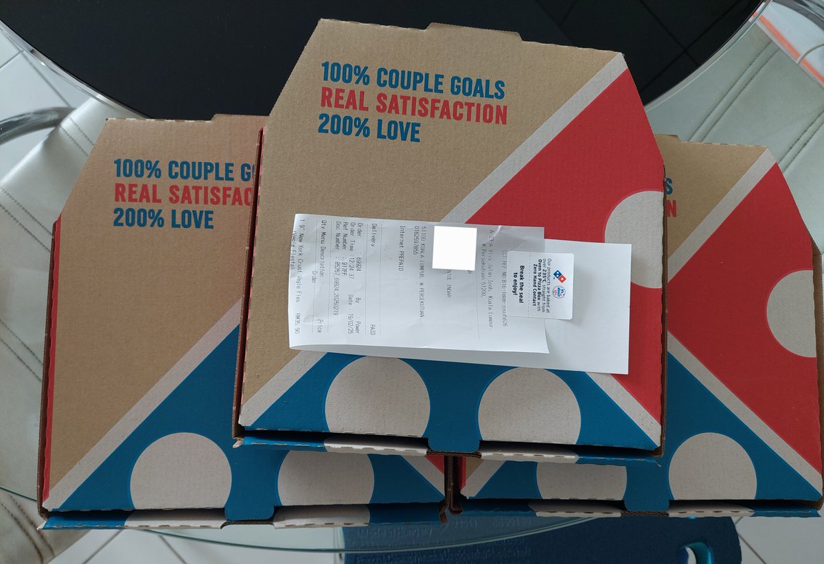 nikhilbhatnagar's tweet photo. @DominosMY 

Your both service and food quality is declining day by day.

Worst service from VivaKL store.

1. Delivery time 1hr.
2. Breadstick served without sauce. 
3. Pizza boxes without seal.
4. Pizza quality bad. https://t.co/WZMEH8UGzq