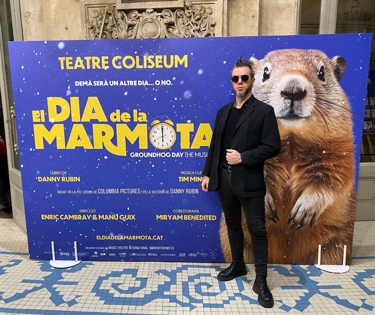 Arnau Tordera I (@arnautordera) on Twitter photo Ahir vaig anar a veure #ElDiaDeLaMarmota al Coliseum de Barcelona. Un gran entreteniment que funciona amb precisió rellotgística gràcies a la pulcra i detallada direcció escènica d'<a href="/enriccambray/">Enric Cambray</a> i a uns intèrprets solidaris que no deixen ni un gram del seu talent al tinter. Ahir vaig anar a veure #ElDiaDeLaMarmota al Coliseum de Barcelona. Un gran entreteniment que funciona amb precisió rellotgística gràcies a la pulcra i detallada direcció escènica d'<a href="/enriccambray/">Enric Cambray</a> i a uns intèrprets solidaris que no deixen ni un gram del seu talent al tinter.