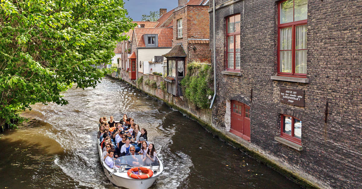 L'incontournable balade en bateau sur les canaux de Bruges. Attention à bien baisser la tête lors du franchissement des ponts ! #bruges