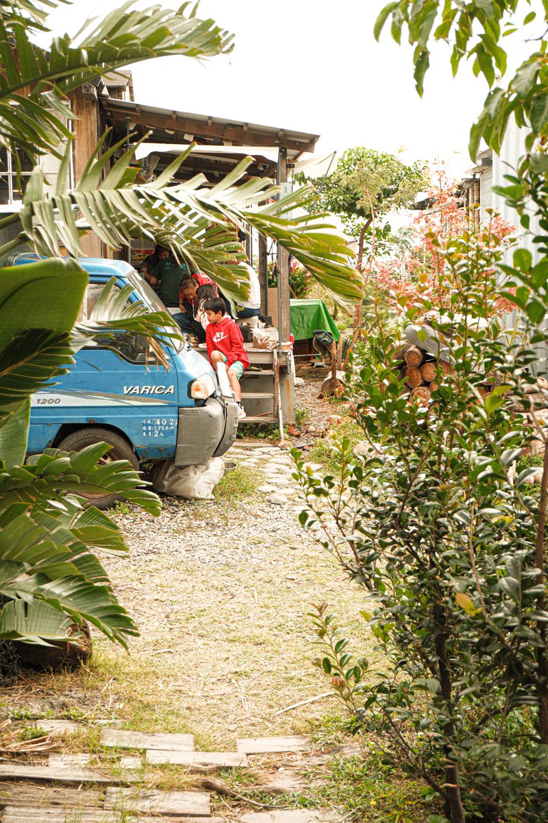 Vivim al costat d’un hort portat per pescadors jubilats. Sempre ens regalen més verdures de les que ens podem acabar. Avui però han portat una tonyina acabada de pescar i l’han pelada amb gran habilitat. Un bon congelat i després un bon sashimi… #台東物語 #マグロ刺身