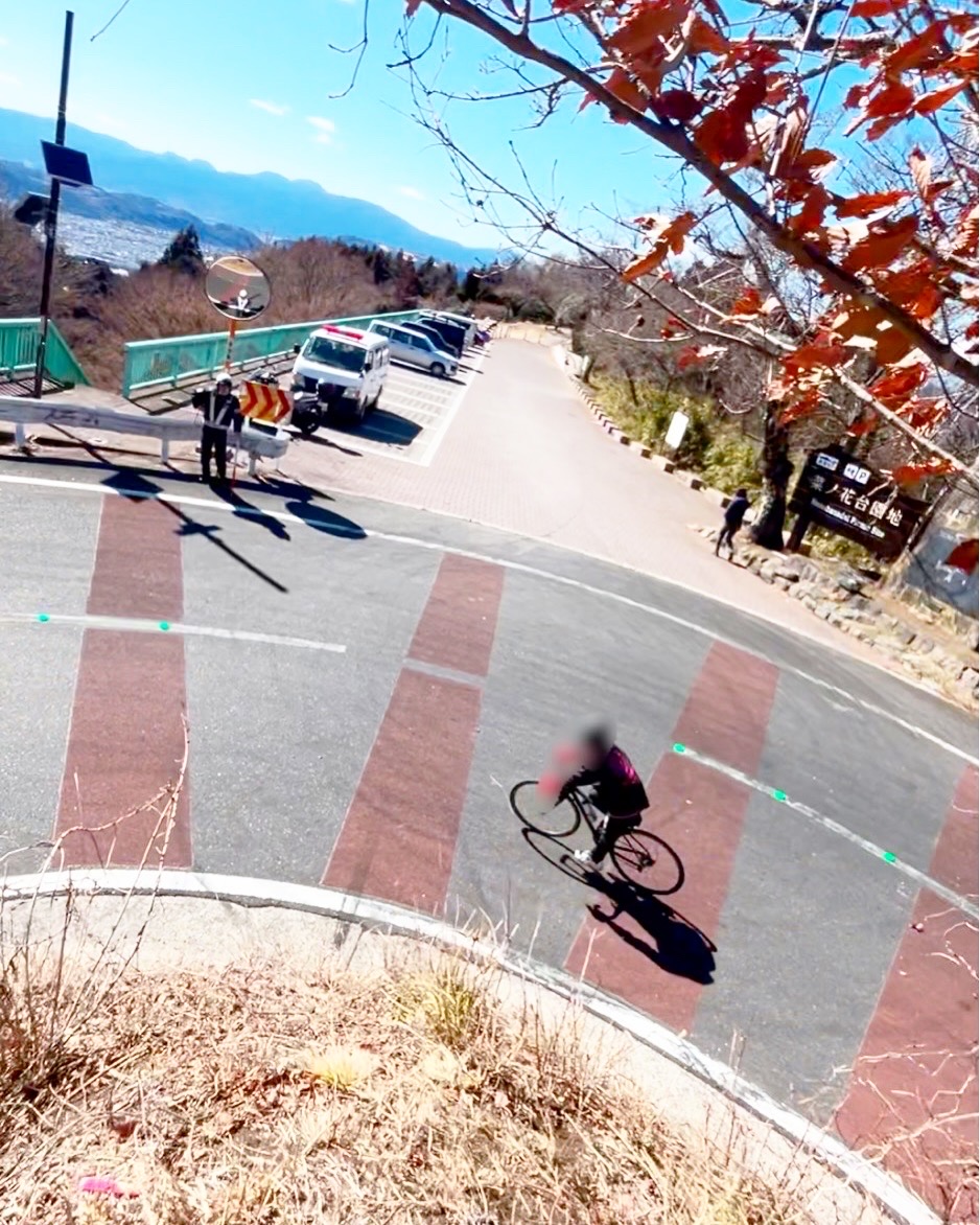 注意 ヤビツ峠の山頂まで約3.3kmの場所に、菜の花台の公園前に