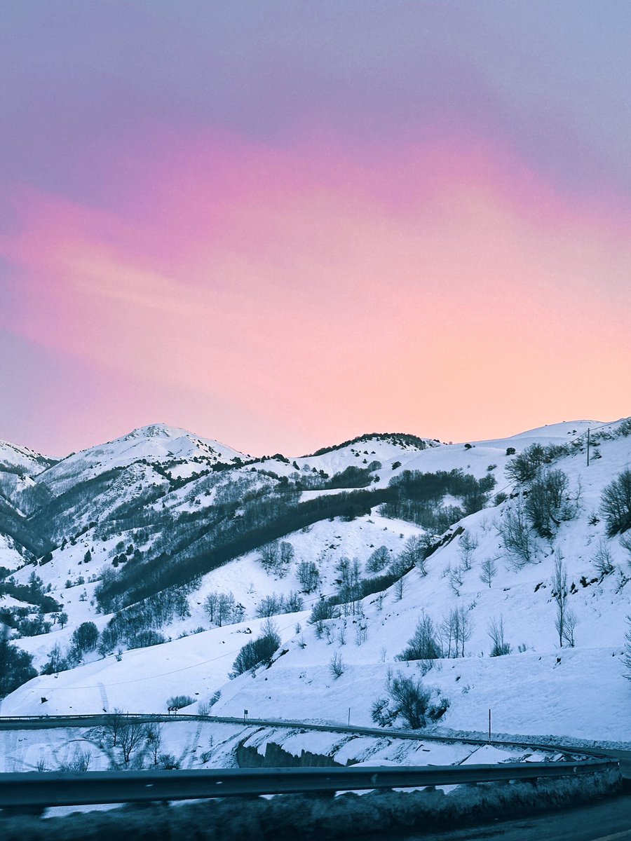 İlk cemre bugün havaya düştü.
Kimisine saçma geliyor olabilir ama bu kadim bilgi ve temsil boşuna değil. 
Bahar kapıda. Ve bunun somut delilleri artık göz önüne..

Mesela leylekler göçe başladı. İlk leylek sürüsü Konya’da görüldü bile. Sonra suya düşecek cemre. Sularda