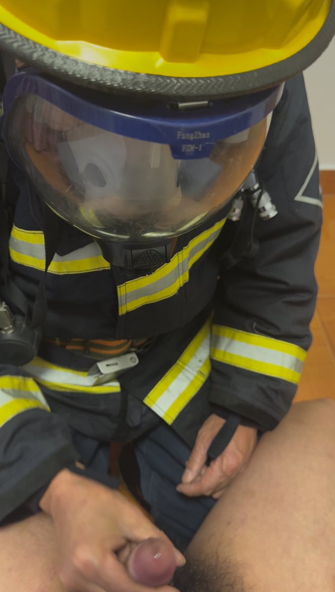 年近七旬老消防员还要勤恳工作