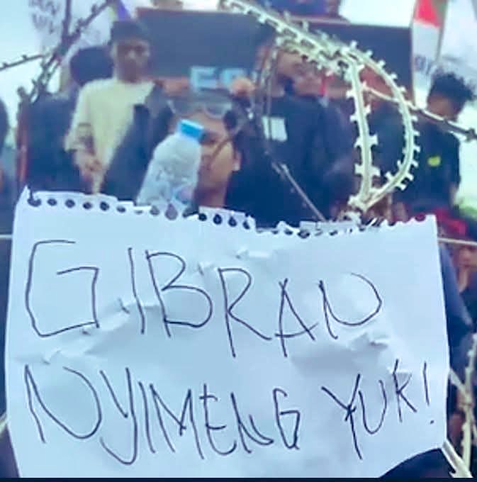 <a href="/realfedinuril/">Fedi Nuril</a> Kl ini powerful jg gak? 😂