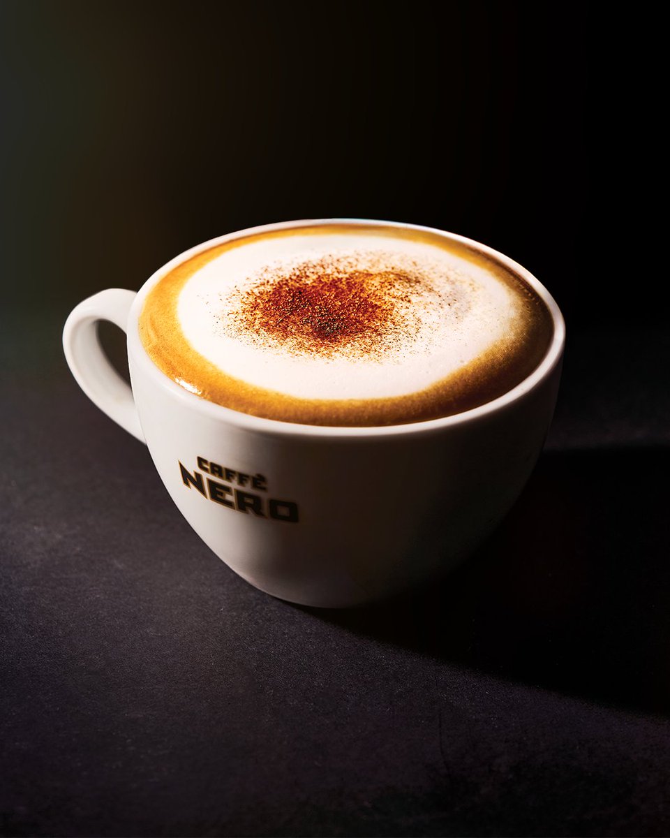 Altın sarısı espresso ve parlak sütün, mükemmel köpükle taçlandığı Cappuccino’muzu; ödüllü Classico harmanımız ile hazırlıyoruz 💙