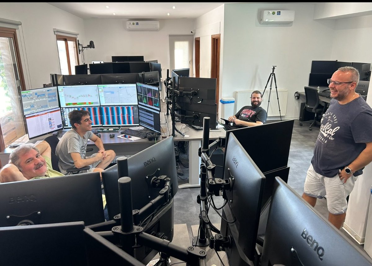 AH_AxiaFutures's tweet image. To succeed in a trading firm you need to be a social hustler. Developing learning relationships with the best traders increases your baseline rapidly