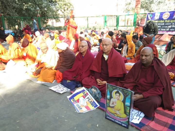 LakhanmeenaIND's tweet photo. महाबोधि विहार को ब्राह्मण मुक्त कराने के लिए बुद्धिस्ट लोग और भंते कई दिनों से आमरण अनशन पर बैठे हैं, सरकार कोई सुनवाई नहीं कर रही, ब्राह्मणों को बुद्धविहार छोड़ देना चाहिए, यही सामाजिक न्याय है,

आखिर बामन लोगों को मंदिर कम पड़ गए जो वे लोग बुद्ध विहार पर कब्जा करके बैठे हैं। https://t.co/X1Ey3N7vH2