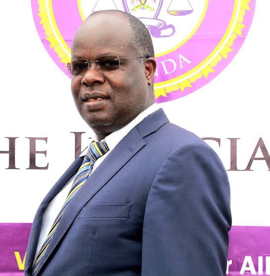 High Court Judge Douglas Singiza has asked journalists not to include his face in the pictures after they were allowed to enter the court room again. Everyone WILL be held accountable. Continue sharing his pictures. 

#FreeKizzaBesigye #SaveKizzaBesigye #FreeEronKiiza #Walk4KB.