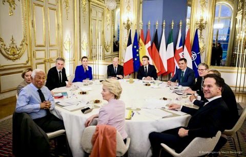 MarekStonis's tweet image. Partička kolem Macronova stolu chce kvůli obraně zadlužit EU o dalších 700 miliard euro, přitom nás není schopna ubránit ani proti barbarům na obyčejných gumových člunech, kteří Evropu připlouvají už 10 let plundrovat.