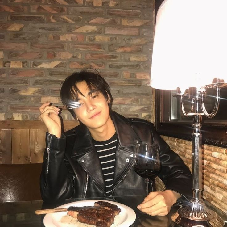 coconutfitd's tweet photo. Pov having lunch with me as your boyfriend.🥸 https://t.co/i6IpuC9zBJ