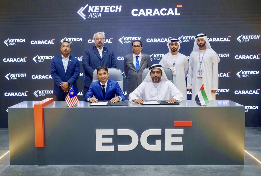 kl_sayang's tweet image. Malaysia memperkukuh industri pertahanannya! 🇲🇾MoU antara CARACAL (UAE) dan Ketech Asia menandakan satu langkah besar dalam pengeluaran senjata tempatan, dengan senapang serangan CAR 816 kini dipasang di Pahang.

#MindefMalaysia #MindefUpdate #DiplomasiPertahanan #IDEX2025