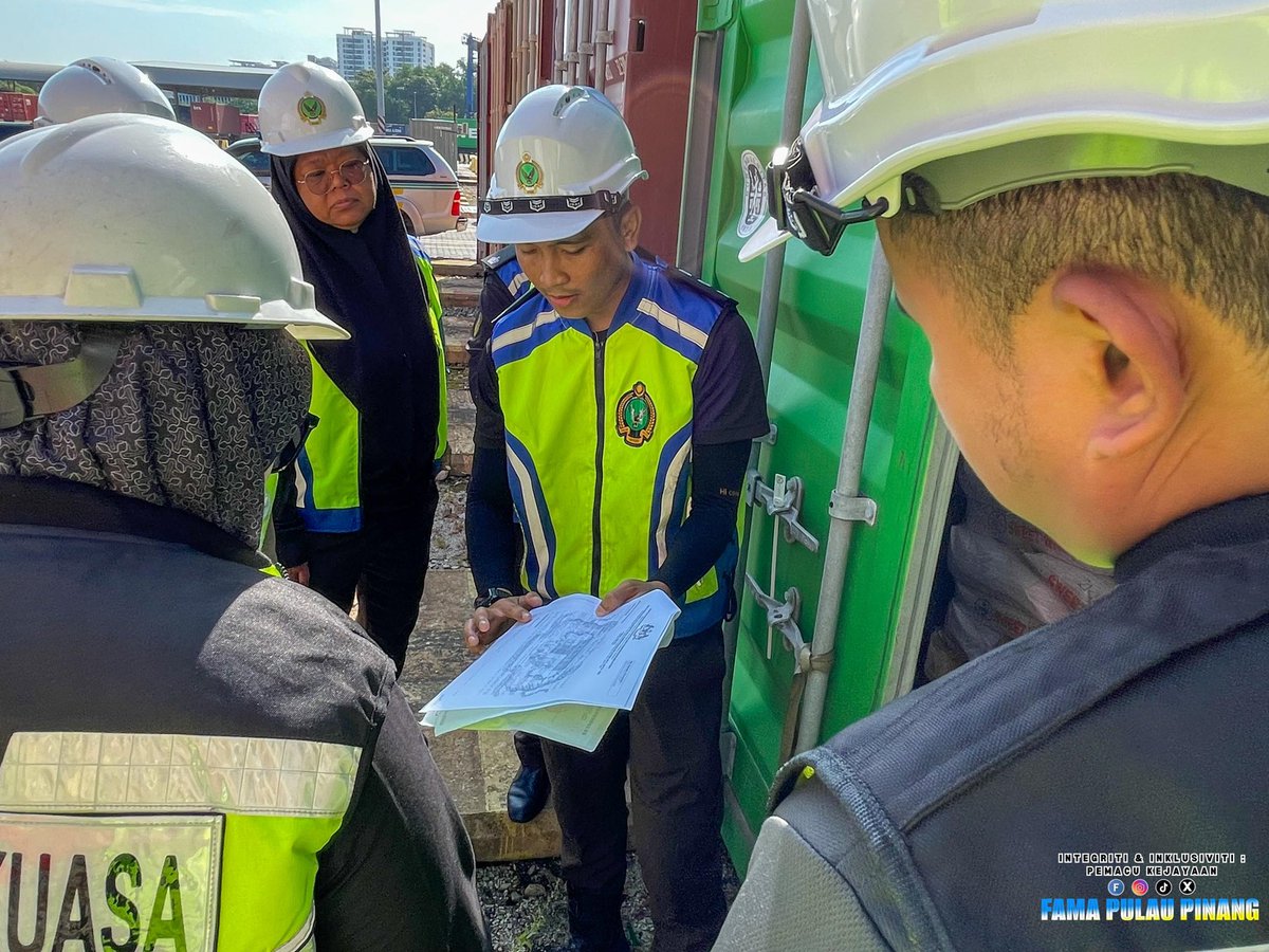 FamaPenang's tweet photo. Tujuan lawatan ini adalah bagi menjalankan pemantauan komoditi terpilih di Pelabuhan North Butterworth Container Terminal ( NBCT ) bagi menyelaras maklumat untuk Kajian Risikan Pasaran tahun 2025 yang dijalankan bermula Februari 2025 sehingga Julai 2025. https://t.co/IGy2woCV0Z