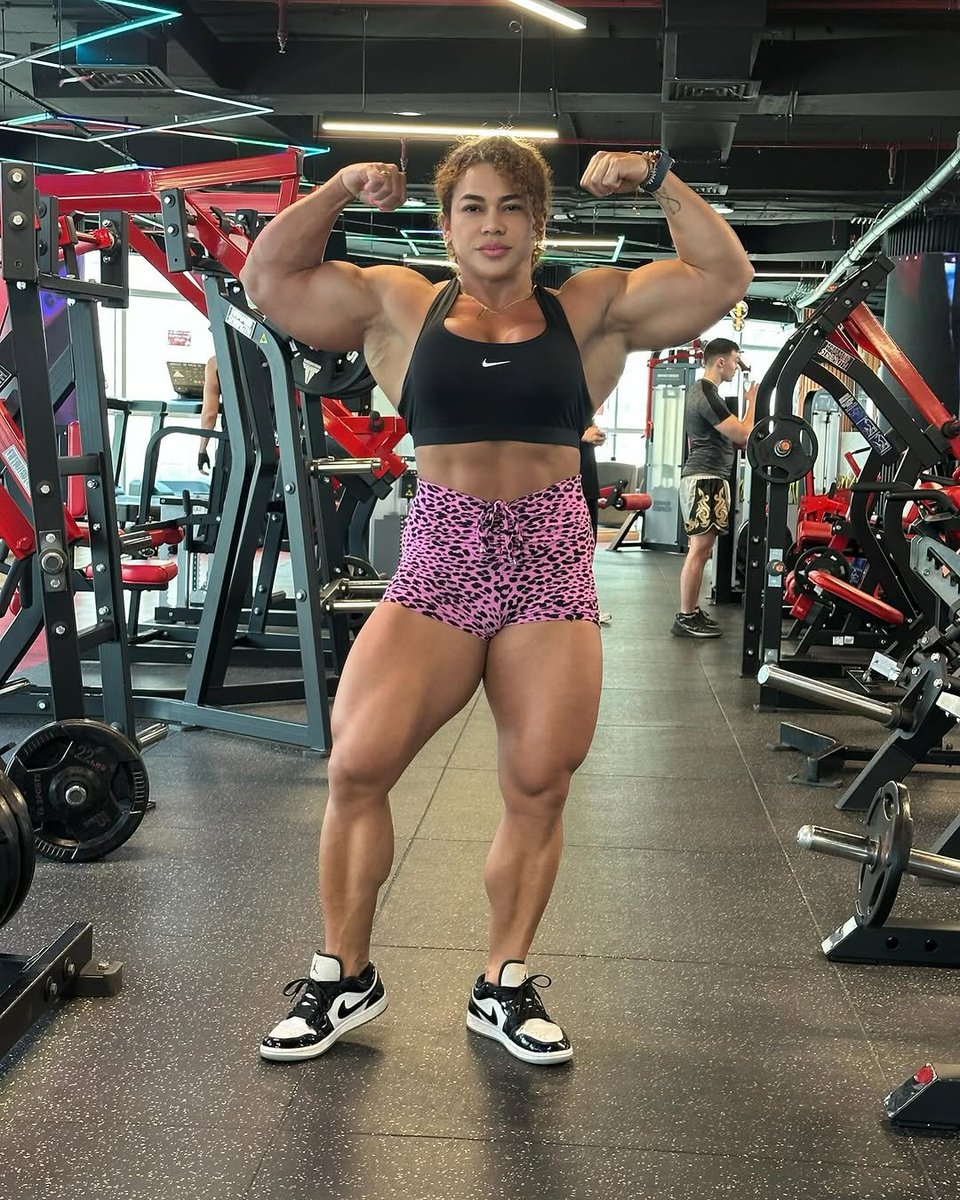 amazonianbeaut3's tweet photo. Watch out for bear hugs. #AmyMuscle @AmyMusclefit https://t.co/l6cjcifhEH