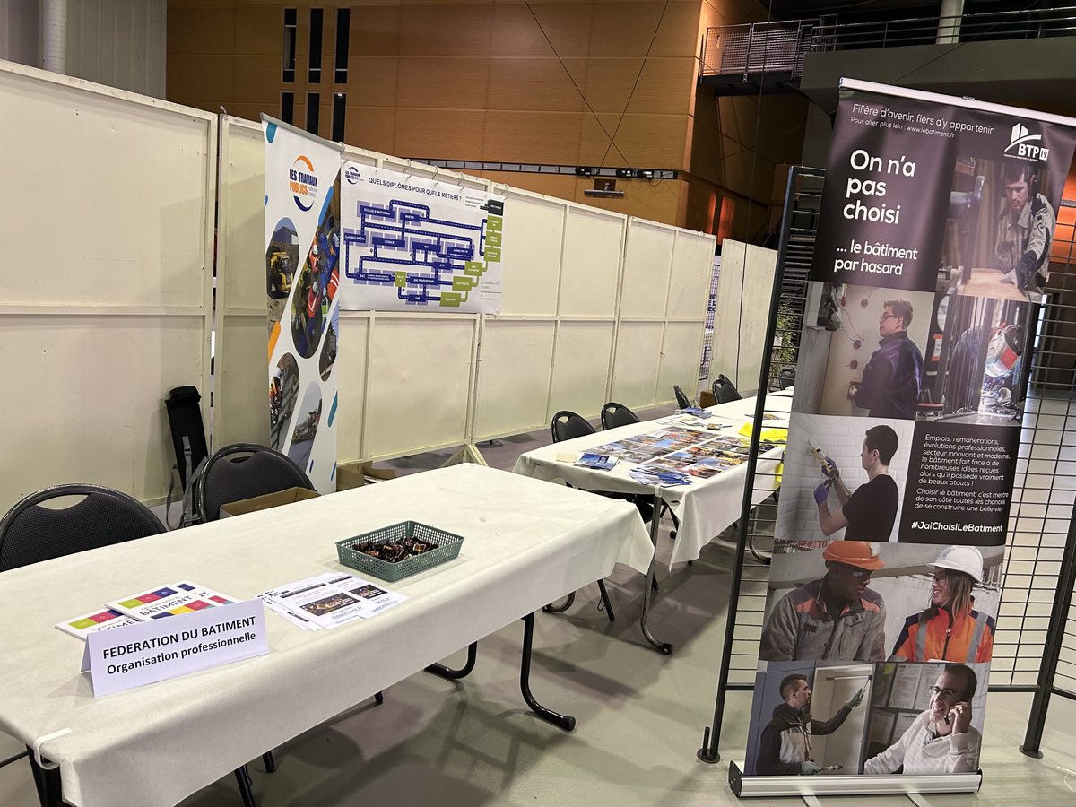Préparation du stand pour les 2 journées de sensibilisation des métiers pour tous les collèges de Sud Corrèze. En avant le bâtiment !