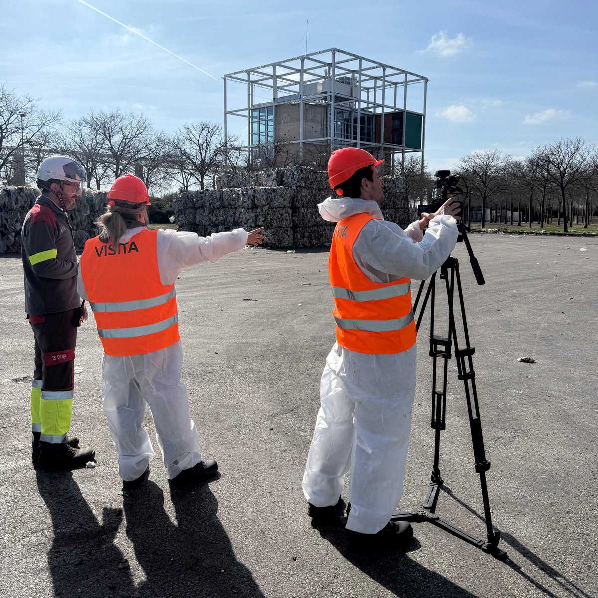 Què passa amb els #envasos una vegada que els diposites en el #contenidorgroc?

El programa #ADinsIB3 de <a href="/IB3televisio/">IB3 Televisió</a> va venir ahir a conèixer què es fa en la Planta de Selecció d'Envasos.

🎥El resultat, podreu veure'l en un parell de setmanes