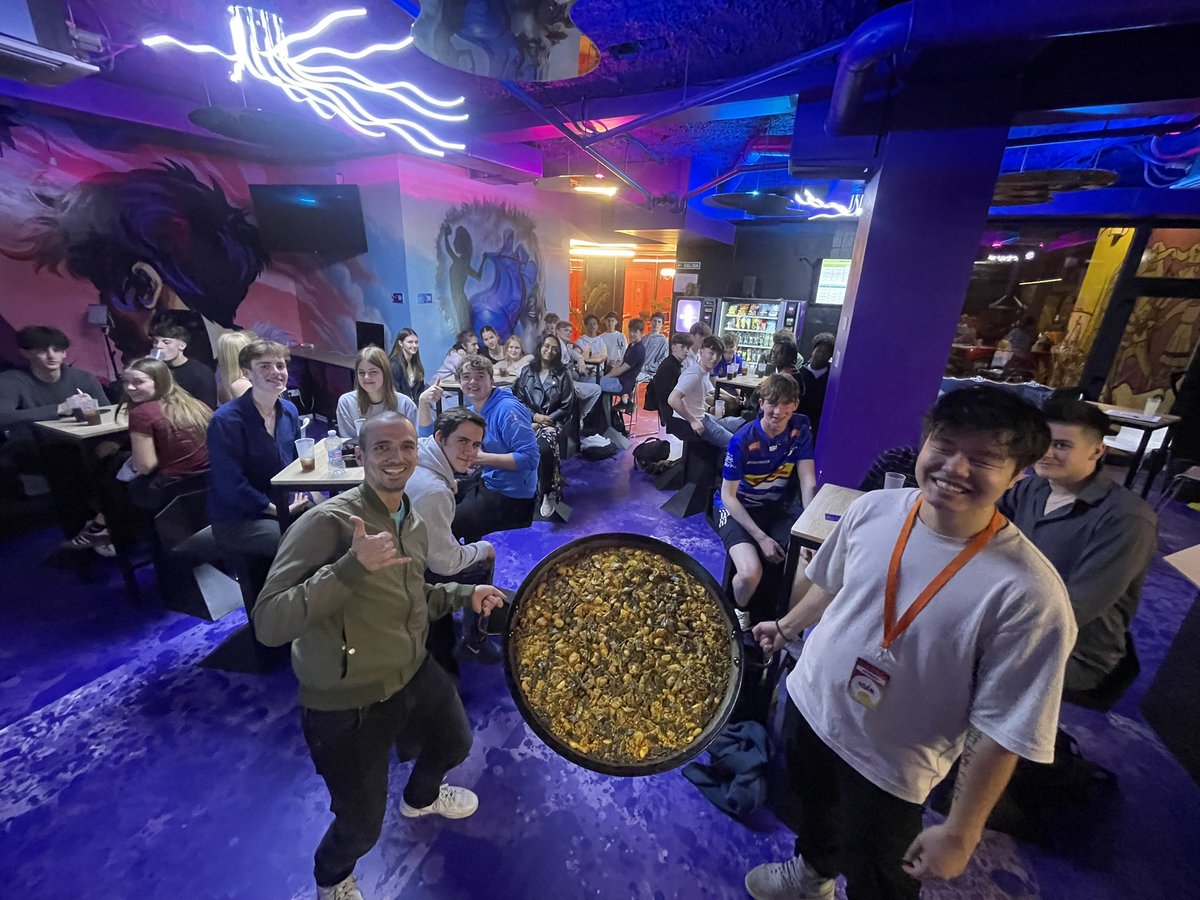 ElthamCLang's tweet photo. Day 2 in València: the students began the day with lessons, followed by a tour of the València Cathedral and authentic Spanish churros. The day ended with a fiesta of traditional Valèncian paella and music. https://t.co/zESOOo4s1m