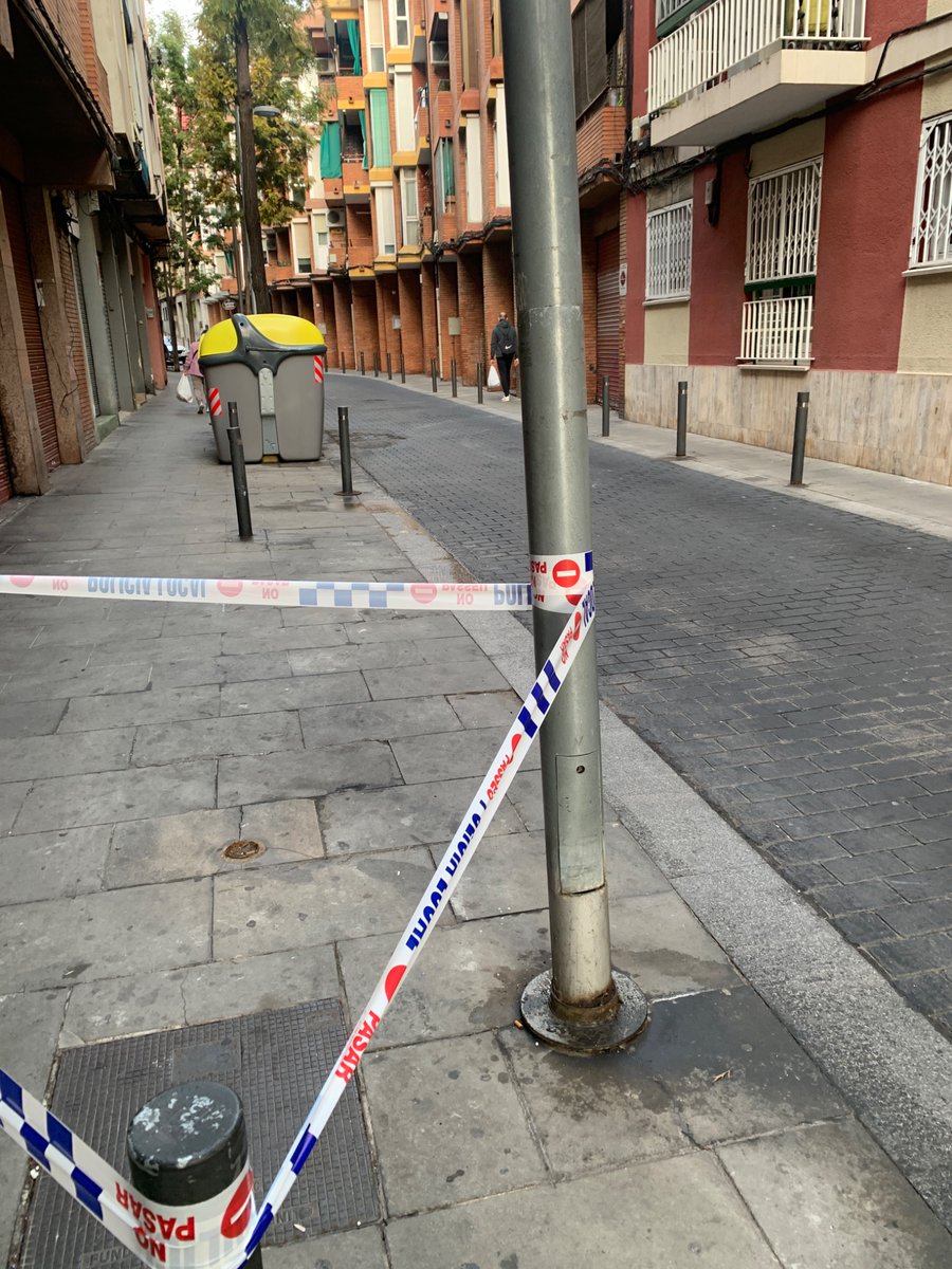 cgasper79's tweet photo. Hola @scgramenet , tenim des de fa uns dies, aquest fenal apunt de caure. Podeu enviar a algú per reparar-lo?  Abans que caigui i faci mal a algu si us plau!   Està a carrer ciutadella .   Gràcies. https://t.co/RA3Ct5UY54