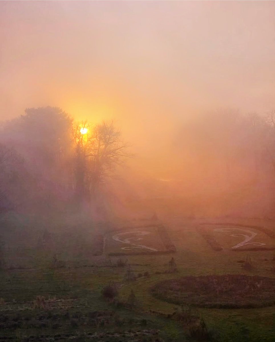 🔴 𝗟𝗔 𝗡𝗔𝗧𝗨𝗥𝗘 𝗘𝗡 𝗦𝗣𝗘𝗖𝗧𝗔𝗖𝗟𝗘 ☀️ | Quand la grande perspective se perd dans la brume hivernale... quel spectacle magnifique ! 😍

Très bonne journée à tous ! #Valencay #ValdeLoire

©️ Antoine Longuet