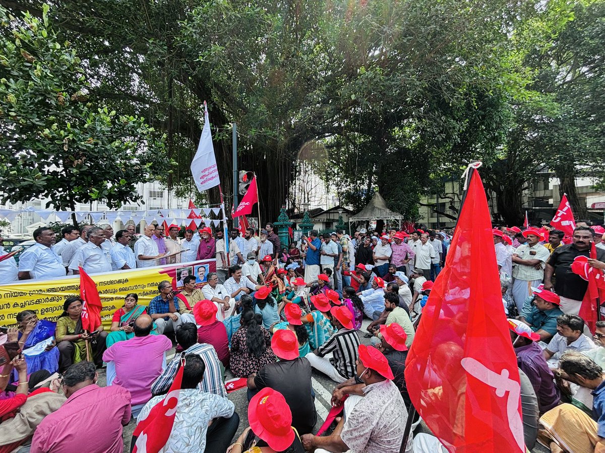The Secretariat March and the day-night Satyagraha organized by the Kerala State Vazhiyora Kachavada Thozhilali Federation (CITU) were inaugurated by CITU State General Secretary Comrade Elamaram Kareem <a href="/ElamaramKareem_/">Elamaram Kareem</a>