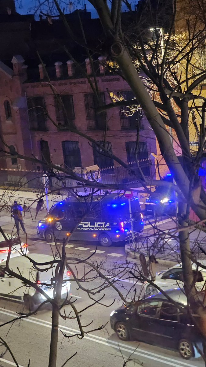 SVCarabanchel's tweet image. Ya estamos en C/ Iglesia 4 para defender a una familia del Sindicato de su desahucio

Calle cortada y antidisturbios desde la madrugada, un despliegue policial que muestra una vez más que las instituciones están al lado de fondos y que solo organizadas podemos hacerles frente 🔑