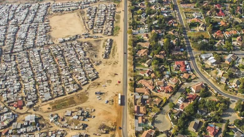 صورة من جنوب افريقيا توضح التفرقة العنصرية بين حي يقطنه السكان الاصليين لجنوب افريقيا ( يسار الصورة) و حي لأبناء البيض أحفاد الاوروبيون المهاجرين ومنهم ايلون ماسك( يمين الصورة ).
و يأتي ترامب يهدد حنوب افريقيا بالمساعدات و يتهمهم بالعدوانية ضد البيض.
#جنوب_إفريقيا