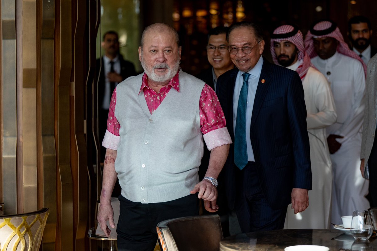 anwaribrahim's tweet image. Menghadap KDYMM Seri Paduka Baginda Yang di-Pertuan Agong, Sultan Ibrahim bagi menyembah maklum beberapa urusan negara.

Alhamdulillah saya juga berkesempatan bertanya khabar kesihatan Baginda Tuanku usai menjalani rawatan tempoh hari.

Semoga Baginda Tuanku terus dikurniakan…